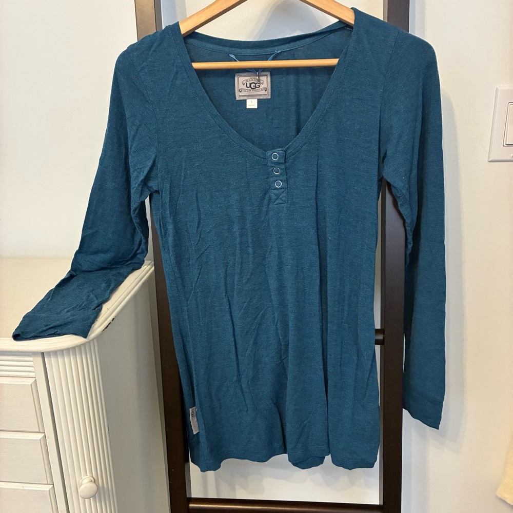 UGG Teal Long Sleeve V-Neck T-shirt. Size small. EUC. Gorgeous colour!